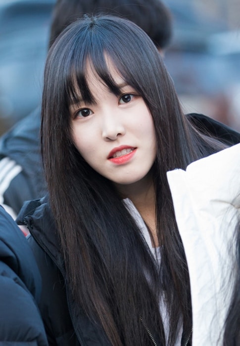 Choi Yu-na (Yuju) as seen in a picture taken while she was on her way to work in January 2018