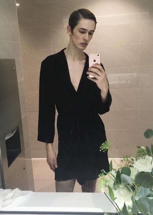 Dylan Fender in a mirror selfie in May 2017
