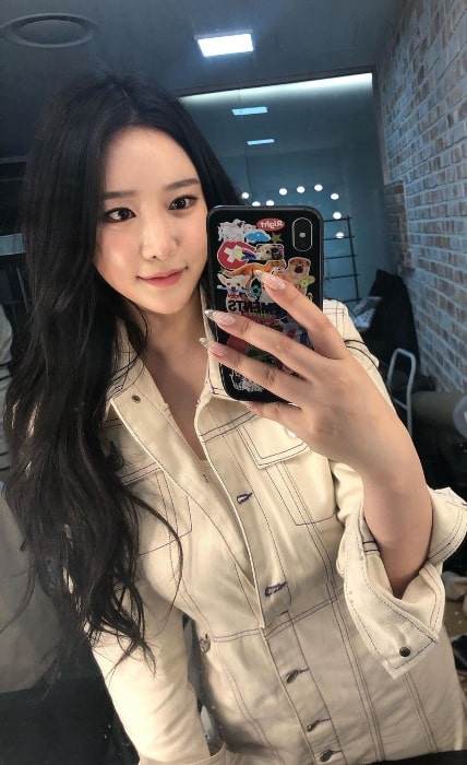 Minyoung clicking a mirror selfie in March 2021