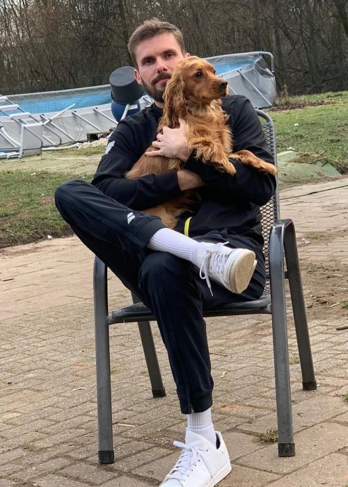 Oscar Otte as seen in a picture that was taken with his dog Hank in February 2021