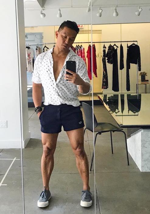 Prabal Gurung in short shorts showing his strong legs in August 2017