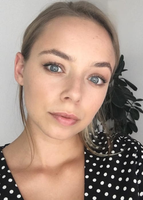 Sacha Parkinson Height, Weight, Age, Body Statistics