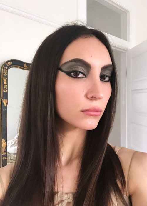 Samantha Robinson as seen while clicking a selfie in November 2019