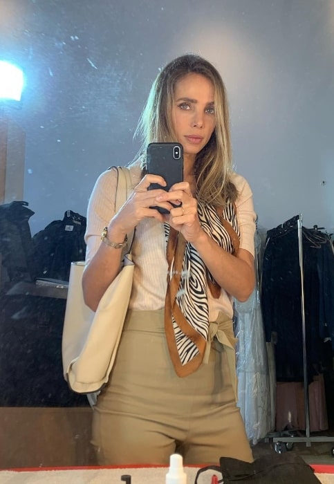 Sarai Givaty taking a mirror selfie in April 2021
