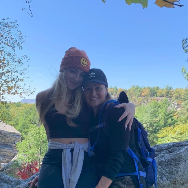 Scarlet Aviram as seen in a picture with her mother in November 2020