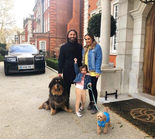 Tamara Ecclestone posing for a picture with her family during Sophia's birthday walk, between lunch and dinner, in March 2019