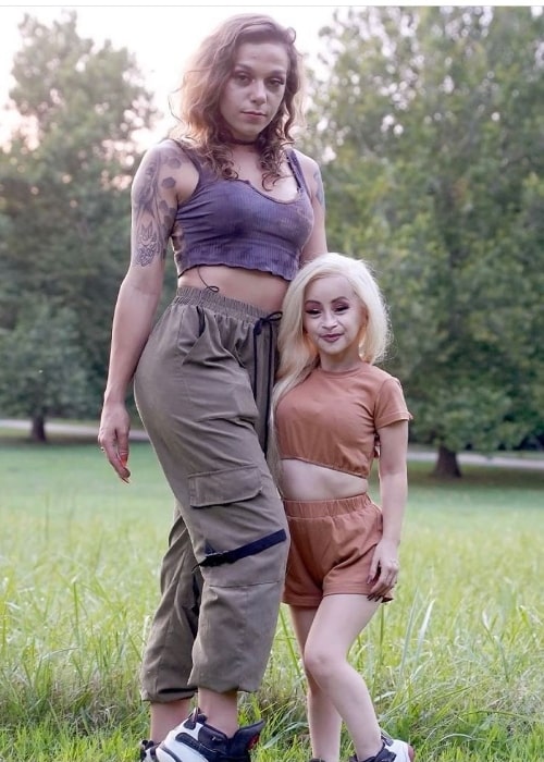 Tiny Texie as seen in a picture with iamanagraves taken in October 2021